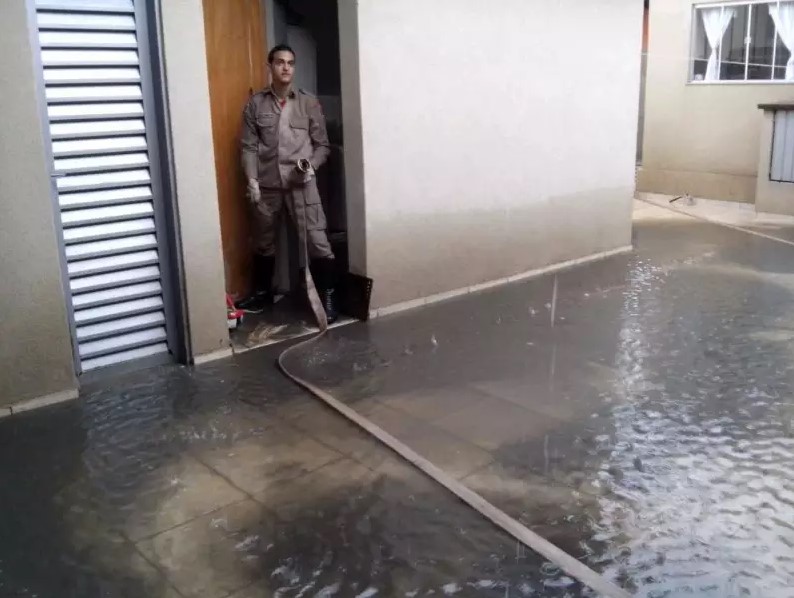 agua de chuva no esgoto da residencia